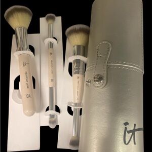 NWT IT cosmetics MAKEUP BRUSH SET + LUXE TRAVEL CASE  heavenly luxe brush No. 7
